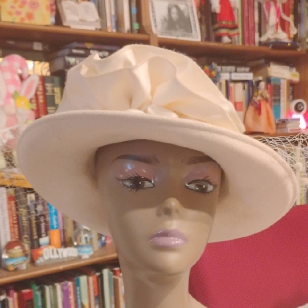 Cream Felt Hat with Wide Brim and Classic Design